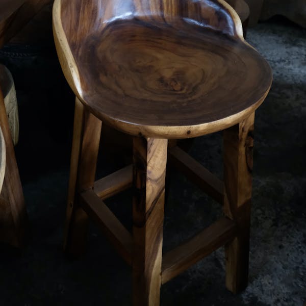 wysokie krzesło drewniane