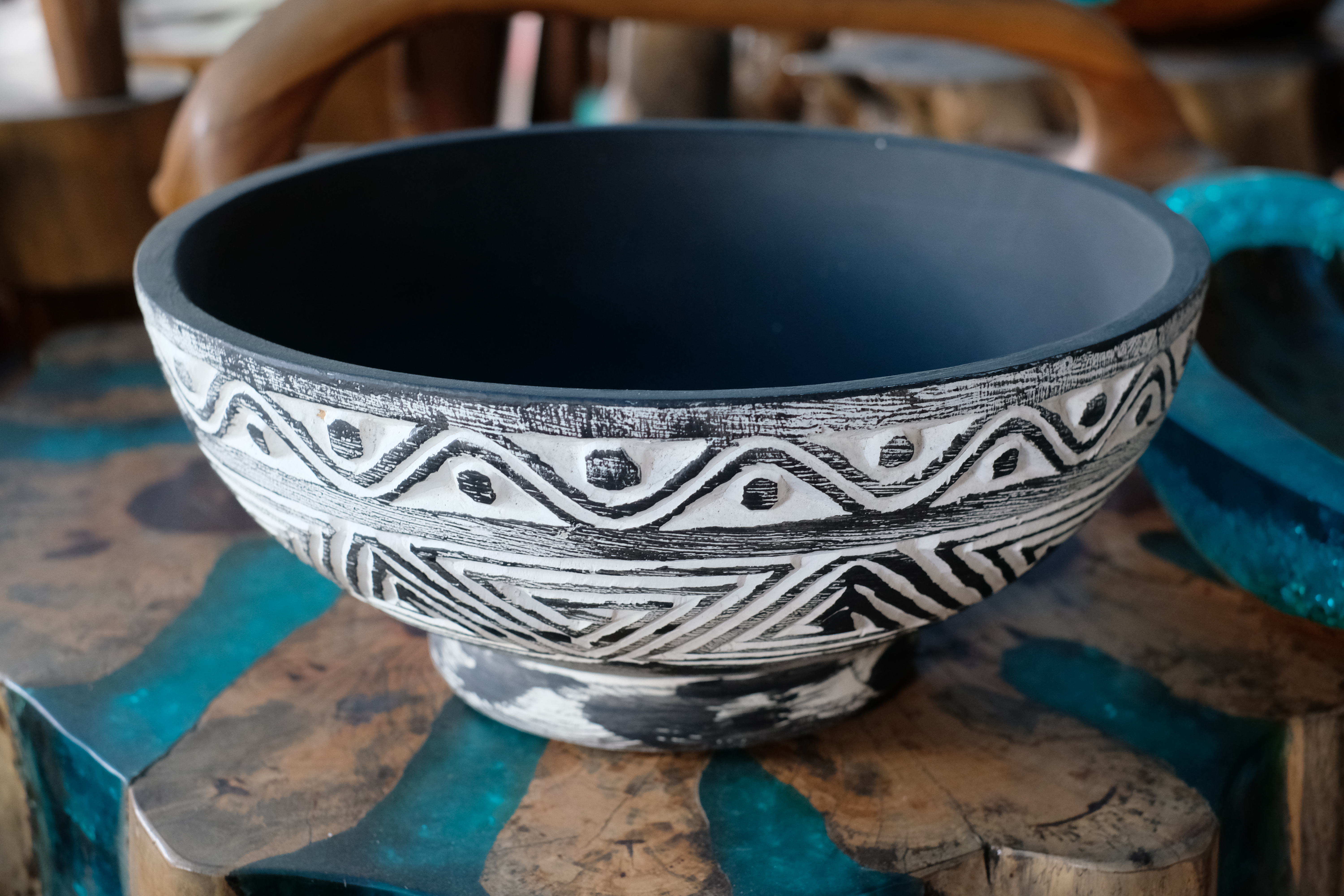 drewniana miska z wzorami