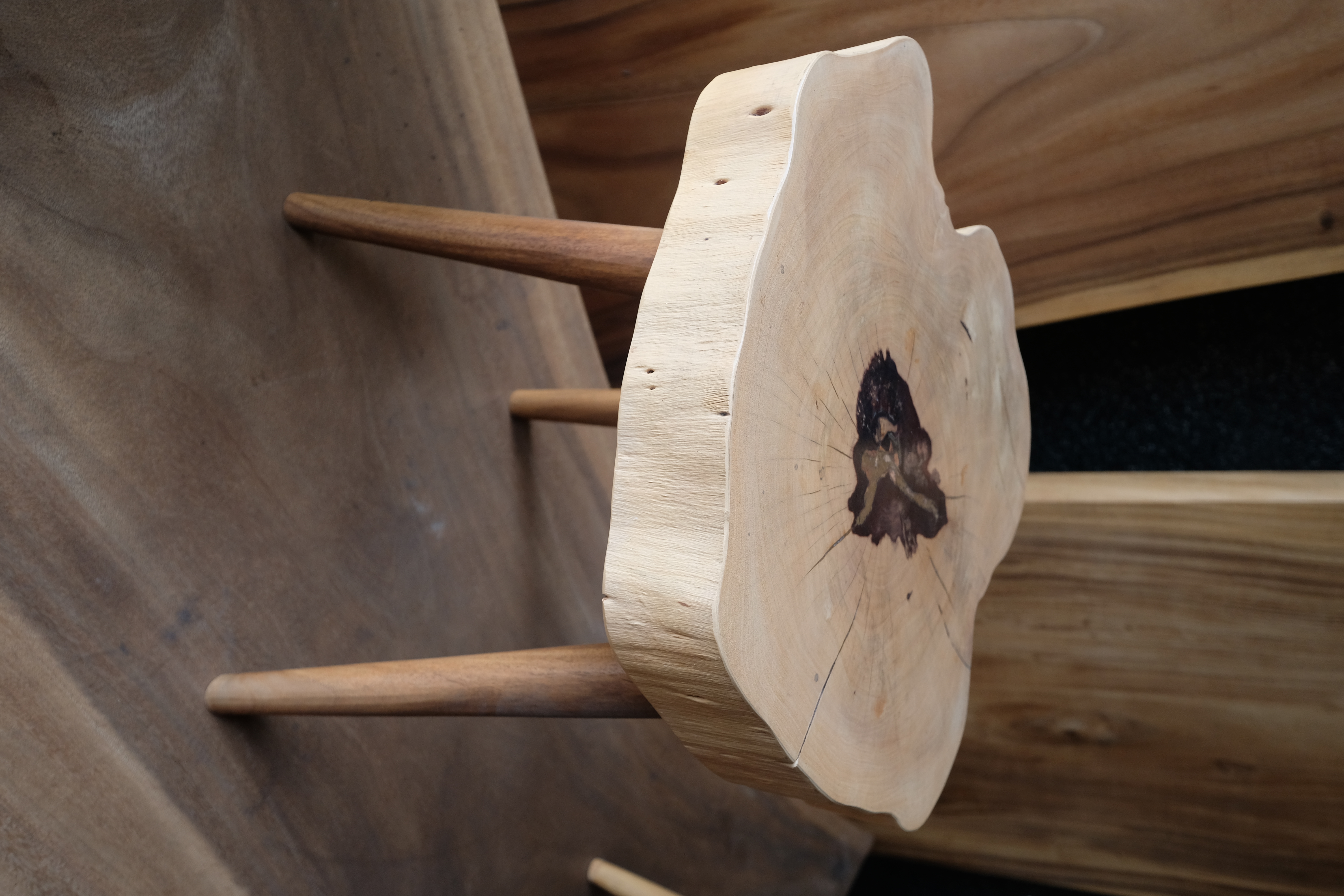 jasny stolik z plastra drewna