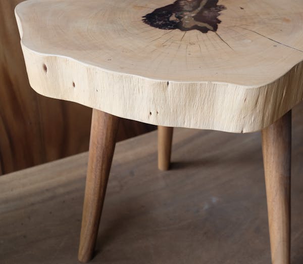 jasny stolik z plastra drewna